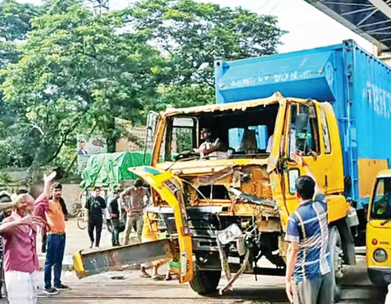 কদমতলী রেলক্রসিং এলাকায় ট্রেনের ইঞ্জিনের ধাক্কায় পণ্যবাহী কাভার্ডভ্যান