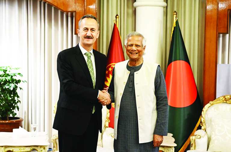 প্রধান উপদেষ্টা মুহাম্মদ ইউনূসের সঙ্গে সাক্ষাৎ করেছেন তুরস্কের প্রতিরক্ষা শিল্প সংস্থার প্রধান হালুক গোরগুন