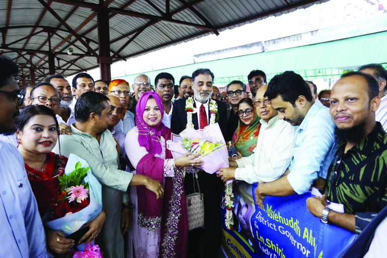 লায়ন্স জেলা গভর্নর মোসলেহউদ্দিন আহমেদকে চট্টগ্রাম রেলওয়ে স্টেশনে সংবর্ধনা