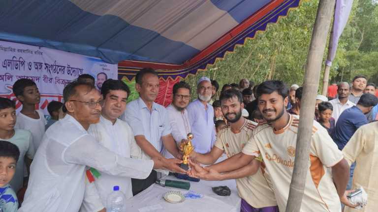 লোহাগাড়ায় বড়হাতিয়া ইউনিয়নে ফুটবল টুর্নামেন্টের উদ্বোধন