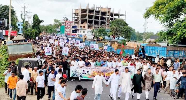 লোহাগাড়া বিএনপির মিছিলে নেতাকর্মীর ঢল