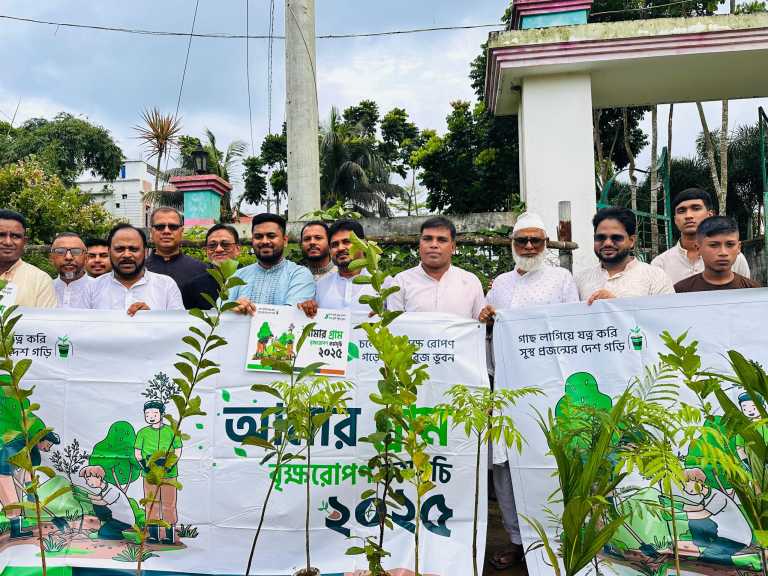 বাঁশখালীতে আমার গ্রামের উদ্যোগে বৃক্ষরোপণ কর্মসূচি