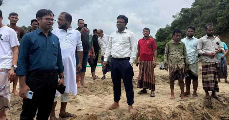 সাতকানিয়ায় অবৈধভাবে ড্রেজার মেশিন দিয়ে বালু উত্তোলনের সময় ড্রেজার মেশিন ও পাইপ ধ্বংস করেছে প্রশাসন