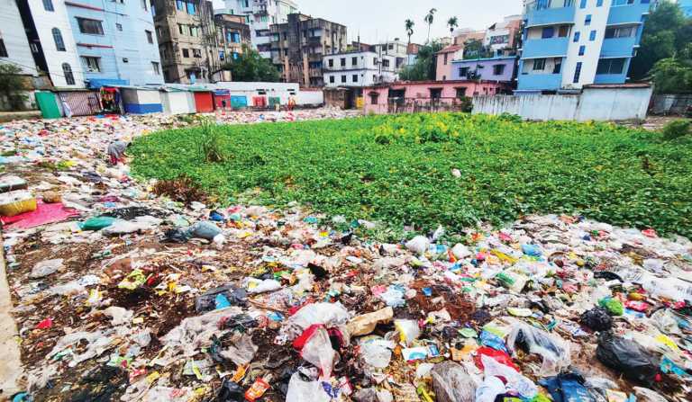 ময়লা ফেলে ছন্দনা পুকুরটি কৌশলে ভরা করা হচ্ছে