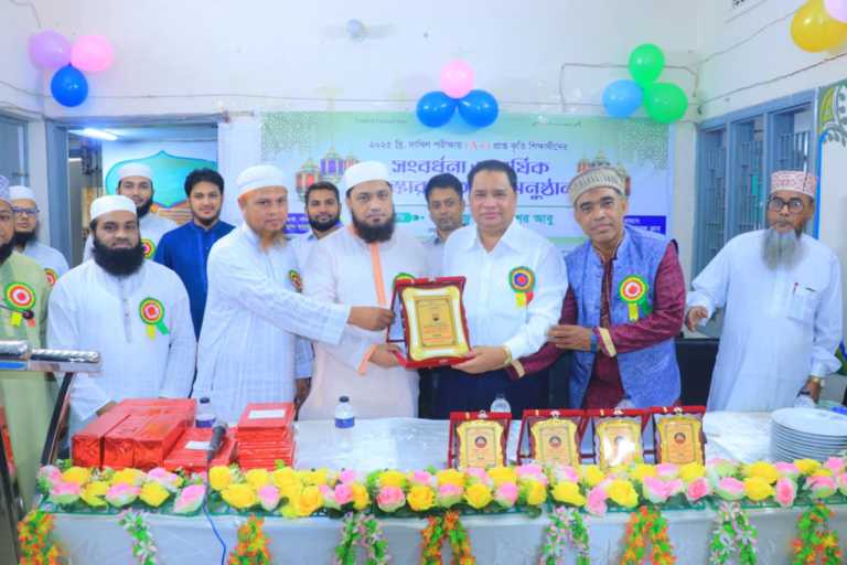 এরাবিয়ান লিডারশীপ মাদ্রাসায় সংবর্ধনা ও পুরস্কার বিতরণ