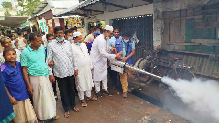 লোহাগাড়ার ডেঙ্গু প্রতিরোধে মশা নিধন অভিযান