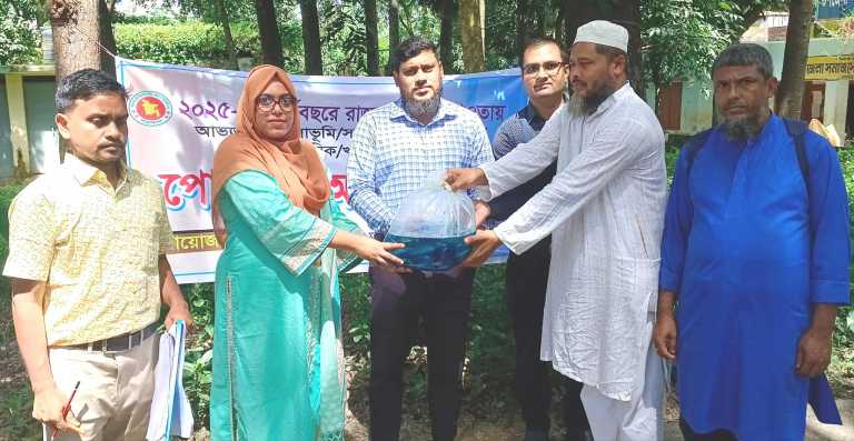 সাতকানিয়ায় সরকারি উদ্যোগে পোনামাছ অবমুক্তকরণ কার্যক্রম সম্পন্ন