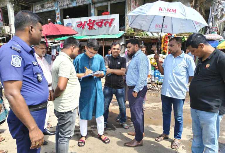 সাতকানিয়া উপজেলার কেরানিহাট এলাকায় প্রশাসনের অভিযান