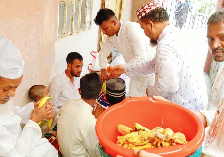 জশনে জুলুস আসা মুসল্লিদের মাঝে জিয়া স্মৃতি পাঠাগারের উদ্যোগে খাবার বিতরণ