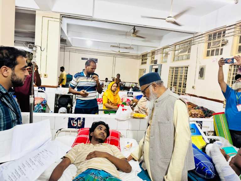 আহত শিক্ষার্থীদের চিকিৎসার খোঁজখবর নিতে মধ্যরাতে চমেক হাসপাতালে ধর্ম উপদেষ্টা