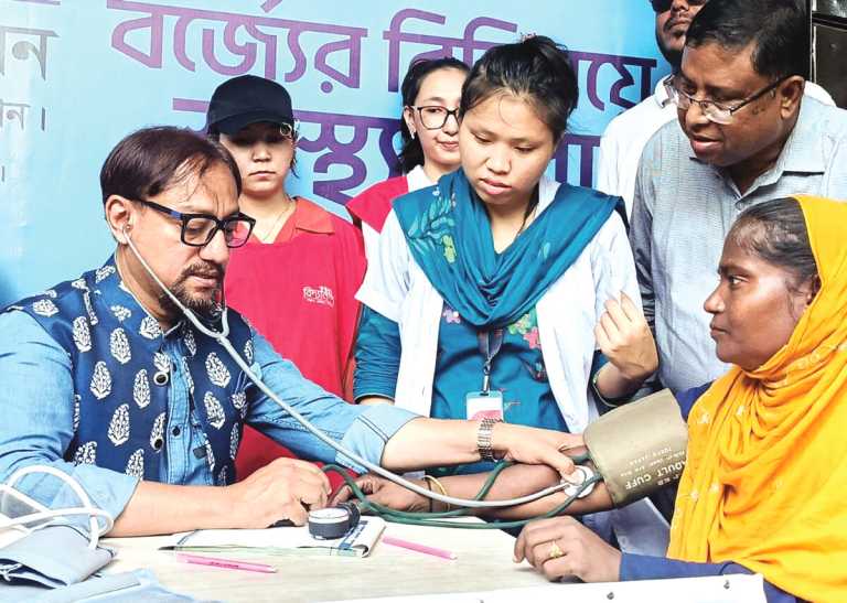 প্লাস্টিক বর্জ্যের বিনিময়ে স্বাস্থ্যসেবা