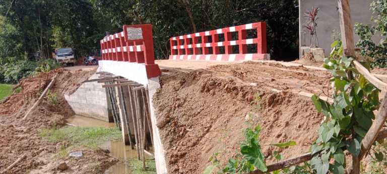 লোহাগাড়ায় একটি ব্রিজ উদ্বোধনের আগেই ফাটল