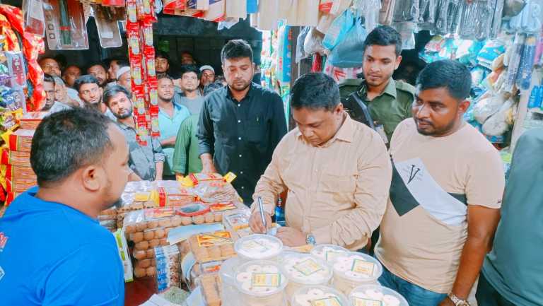লোহাগাড়ায় ভ্রাম্যমাণ আদালত পরিচালনা করে জরিমানা আদায়